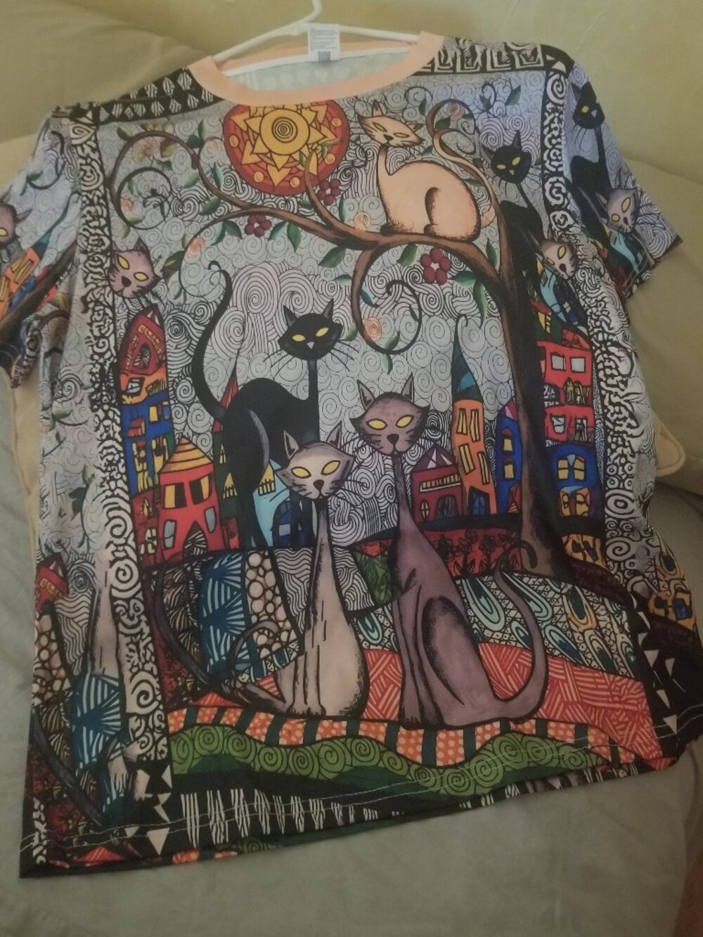 FUN  AND COLORFUL ABSTRACT CAT CARTOON T-SHIRT SIZE M